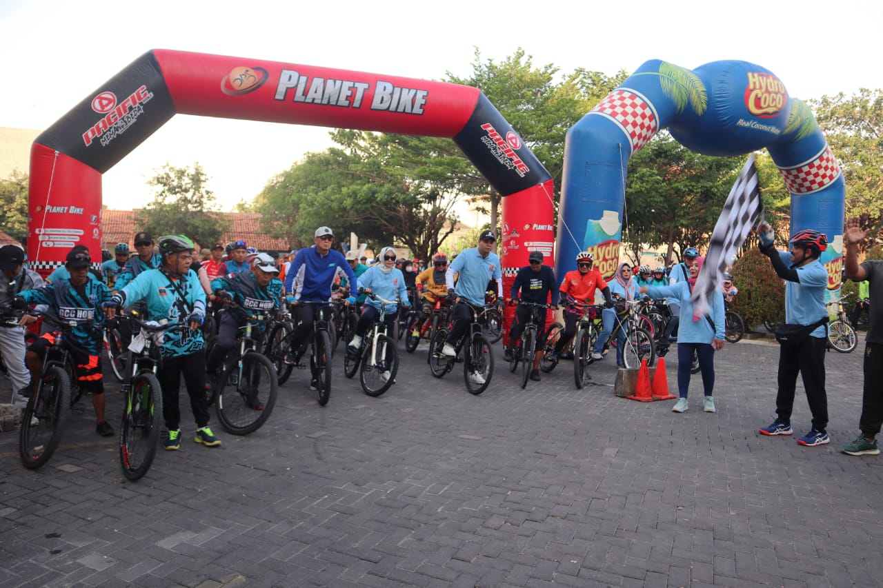 Puncak Peringatan Hari Koperasi, Ribuan Peserta Gowes Bersama Pj Wali Kota Cirebon