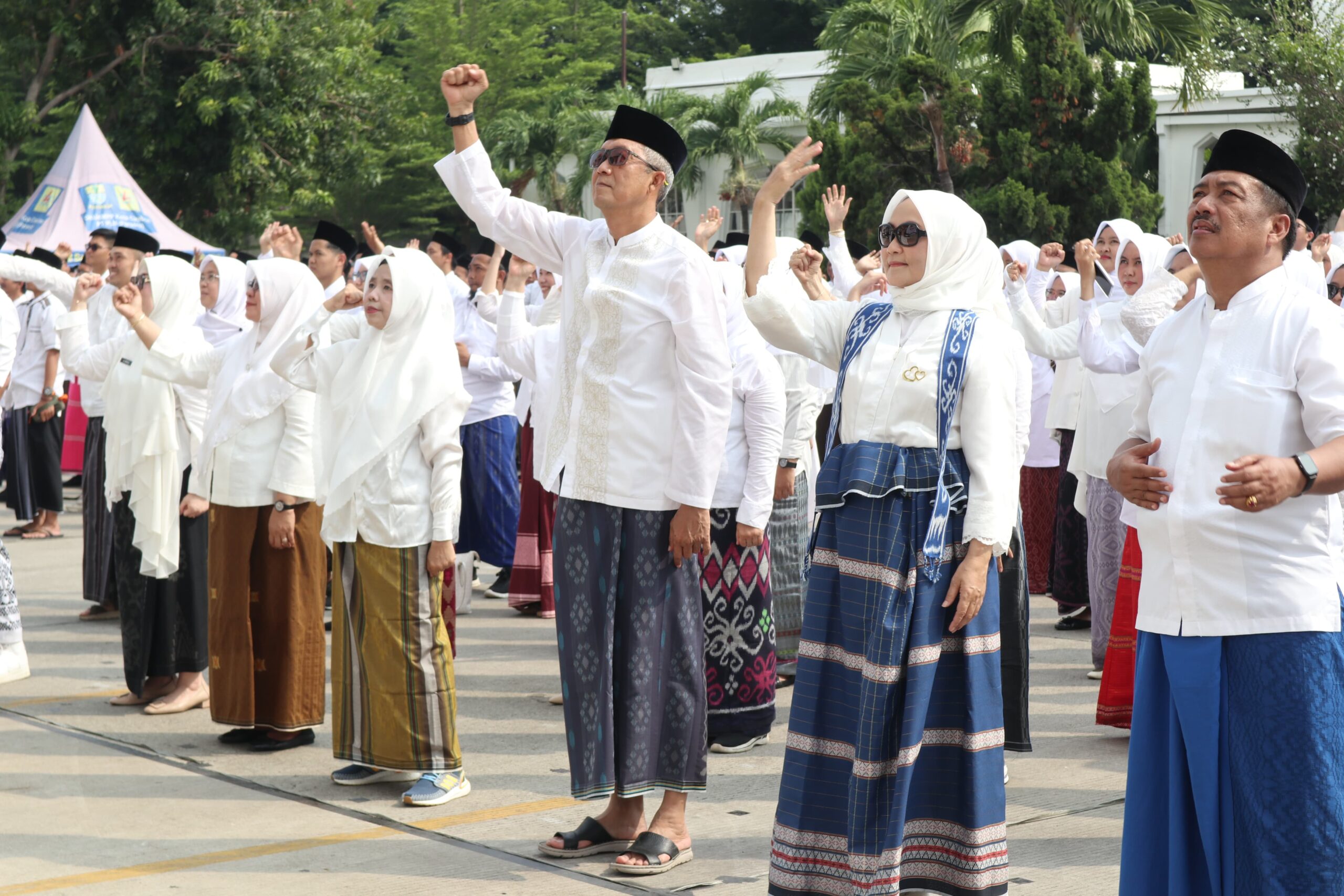Pecahkan Rekor MURI Pemakaian Sarung Tenun, ASN Kota Cirebon Dukung Pelestarian Budaya dan Ekonomi Lokal