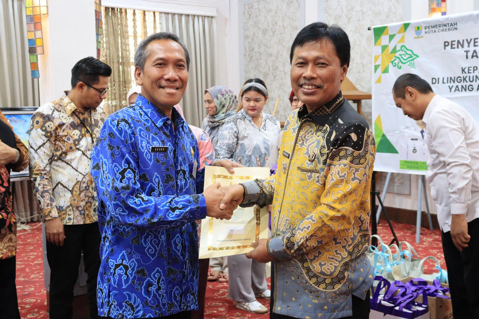 Pengabdian Tak Bertepi, Wali Kota Serahkan SK Pensiun dan Penghargaan 22 ASN Purnabhakti