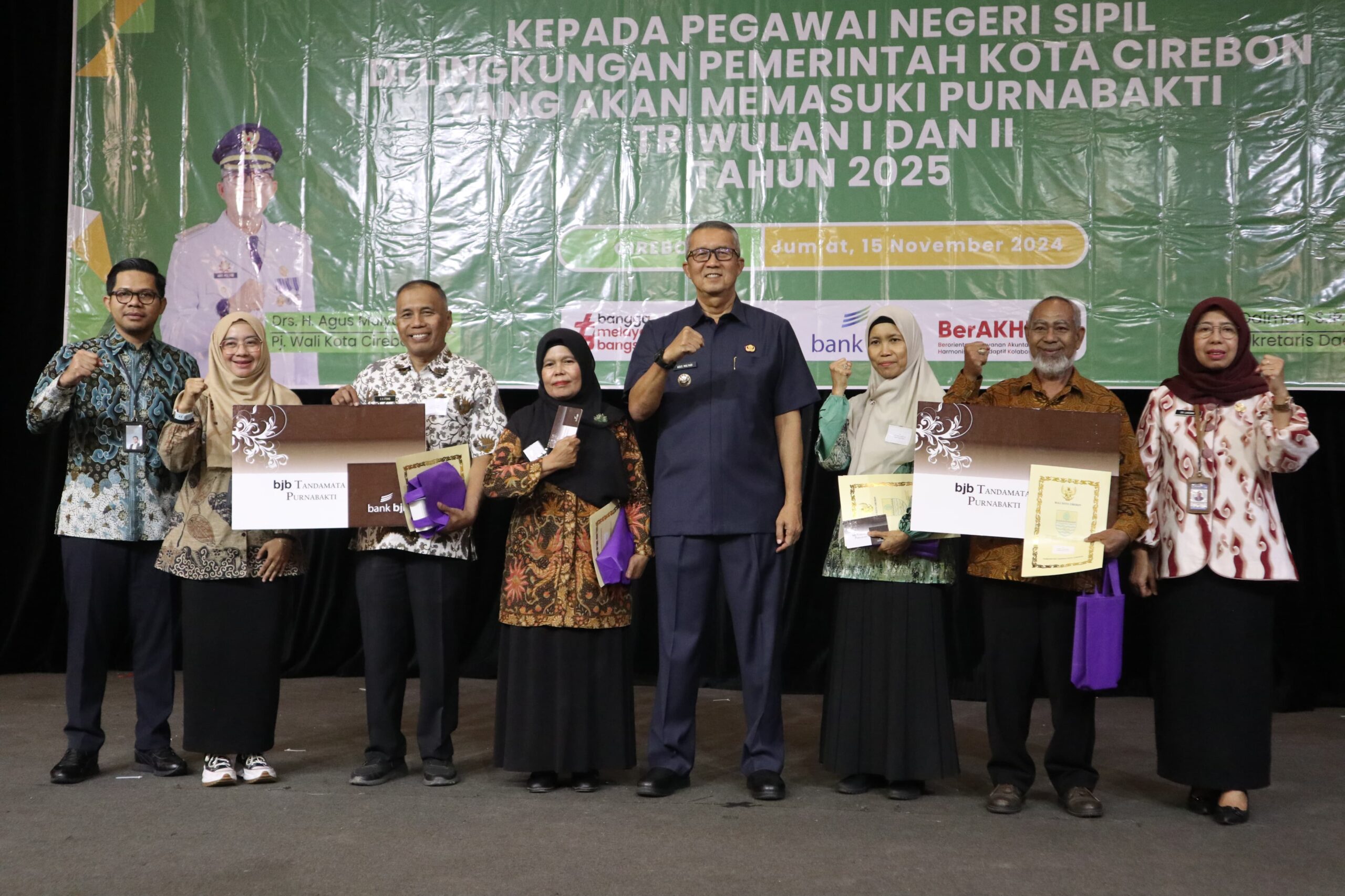 Beri Tanda Penghargaan dan SK Pensiun, Pj Wali Kota Apresiasi Pengabdian PNS