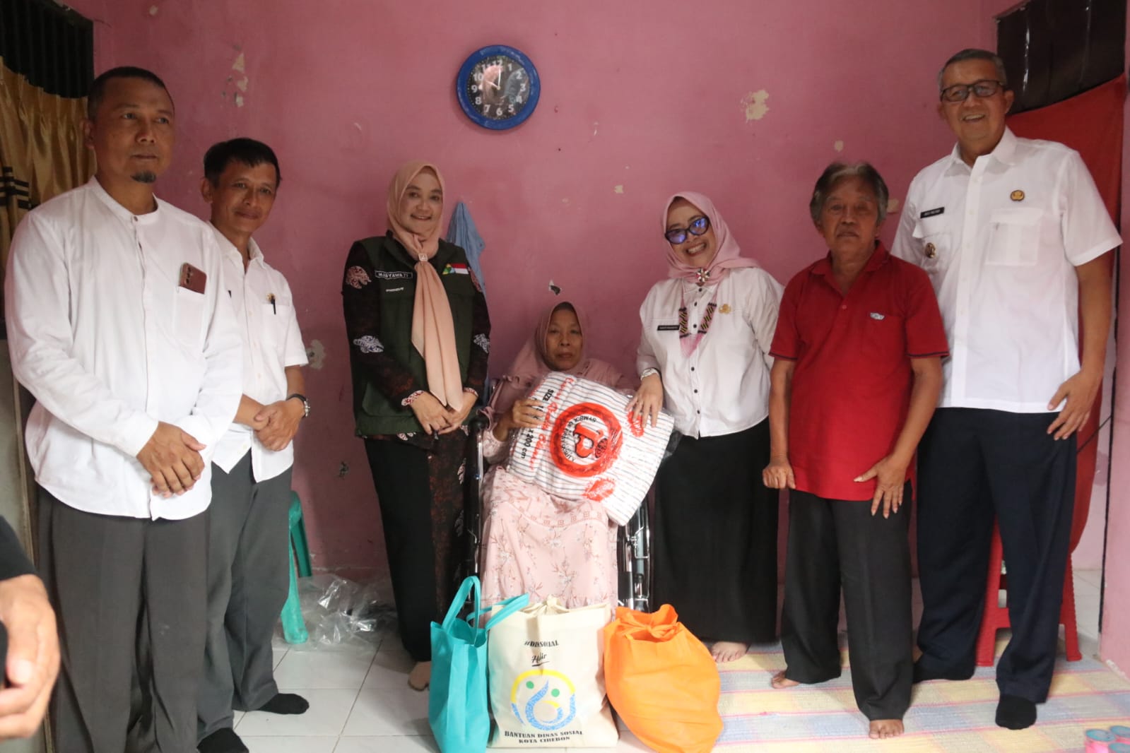 Pj Wali Kota Cirebon Hadiri Kegiatan Bina Wilayah TP PKK dan Serahkan Bantuan Kursi Roda