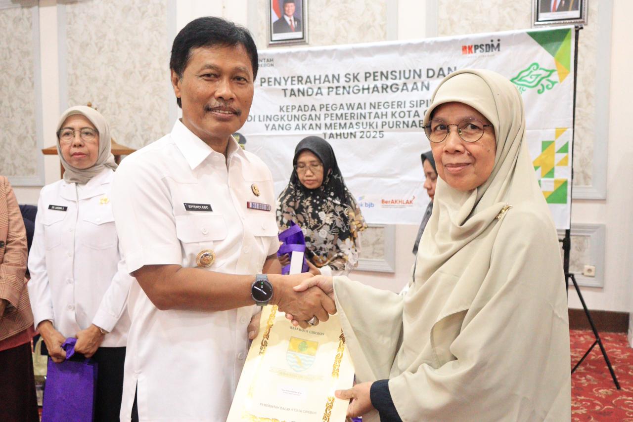 Serahkan SK Pensiun dan Penghargaan, Wali Kota Sebut Pengabdian ASN Jadi Pilar Kemajuan Birokrasi