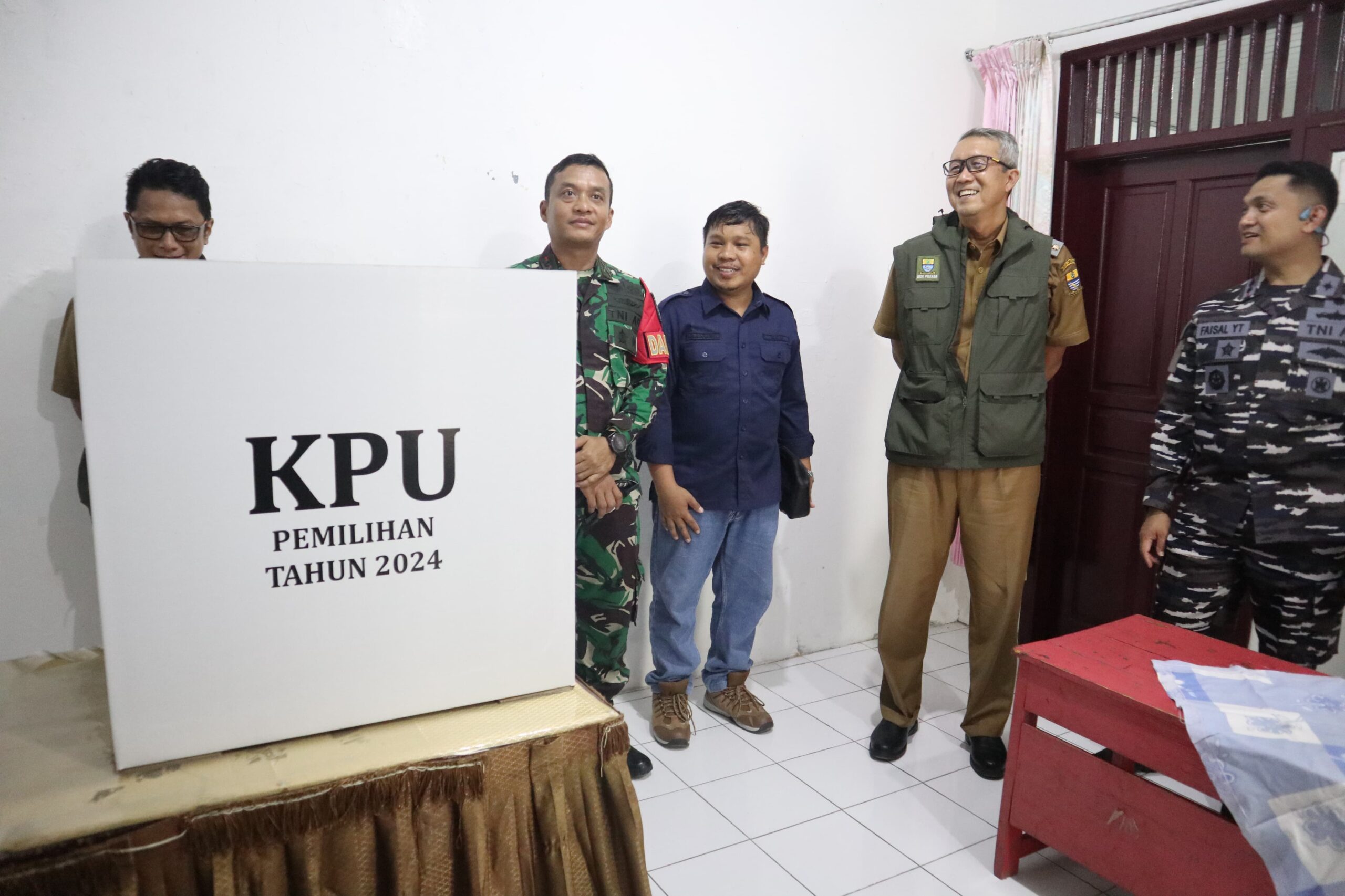 Pj Wali Kota Tinjau Distribusi Logistik dan Kesiapan TPS pada Pilkada 2024