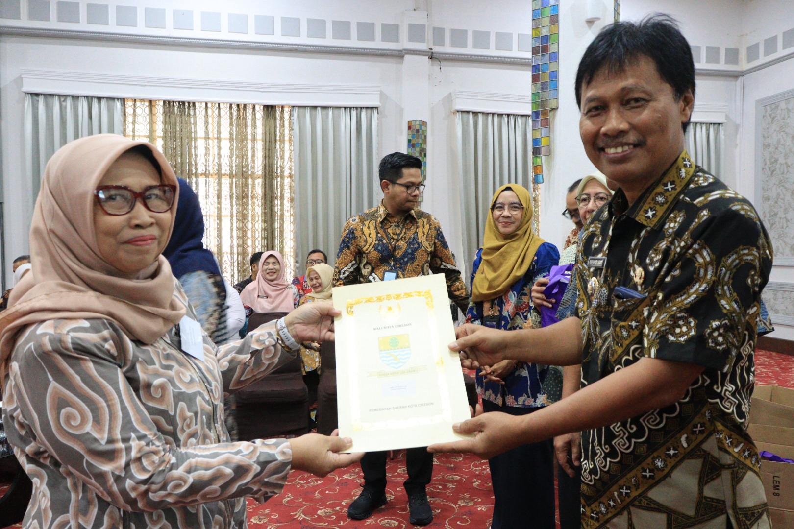 Wali Kota Serahkan SK Pensiun dan Tanda Penghargaan kepada 29 ASN Purna Tugas