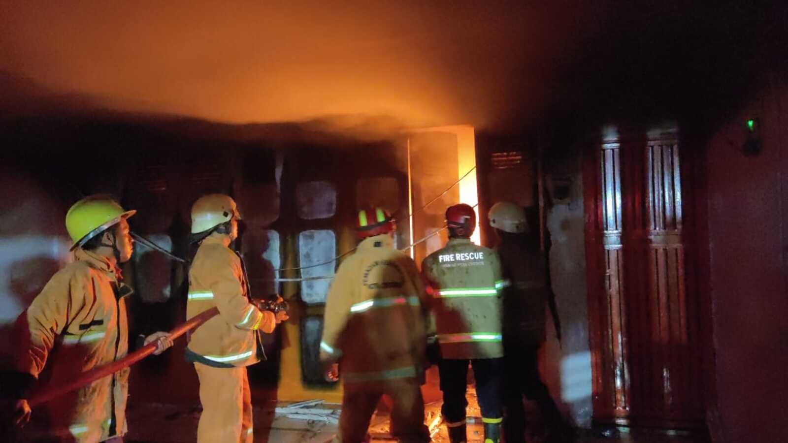 Ruko Laundry di Jl. Pramuka Penggalang Terbakar, DPKP Kota Cirebon Berhasil Padamkan Api
