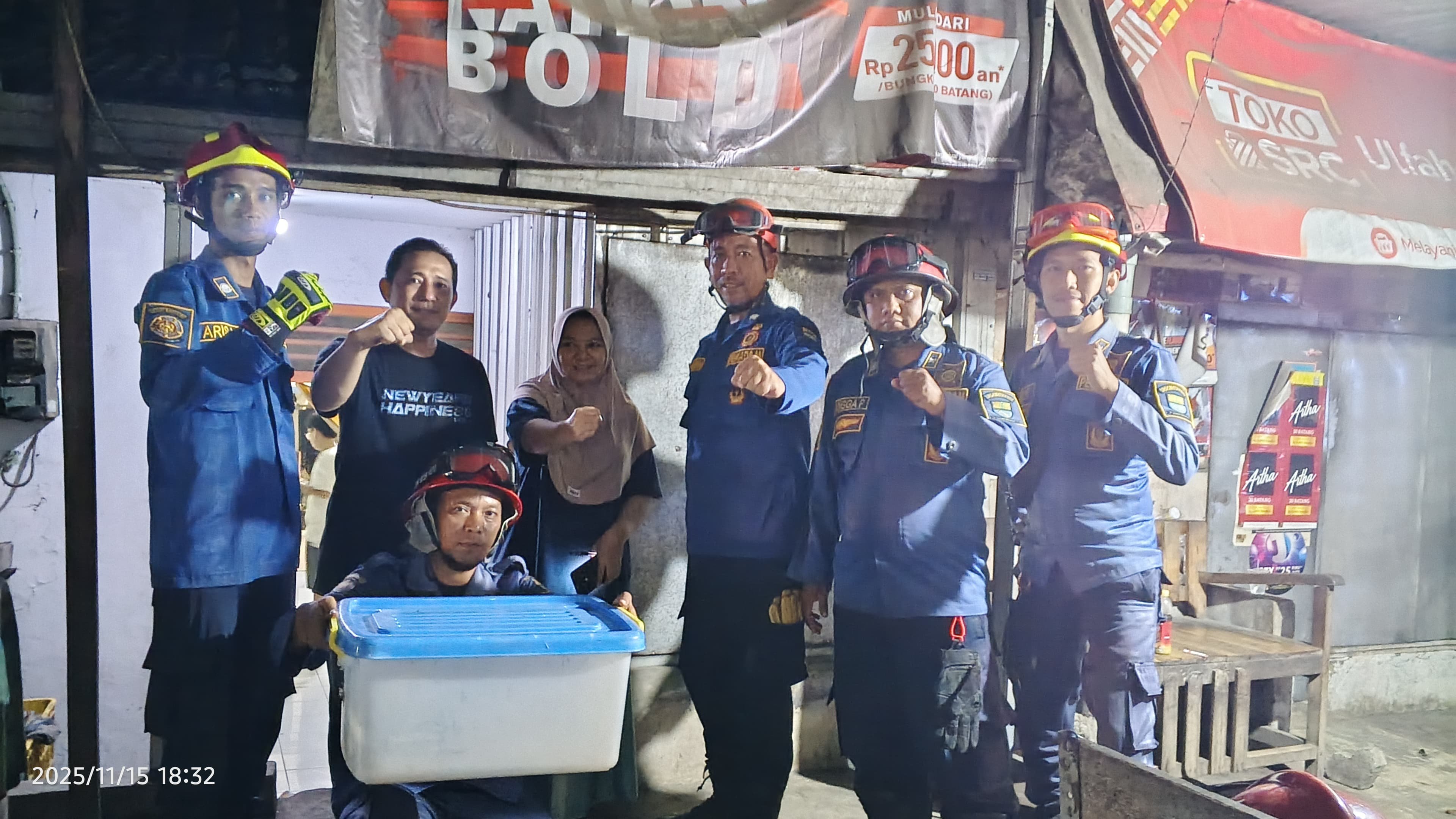 Petugas Damkar Amankan Ular Kobra dari Rumah Warga Kelurahan Harjamukti