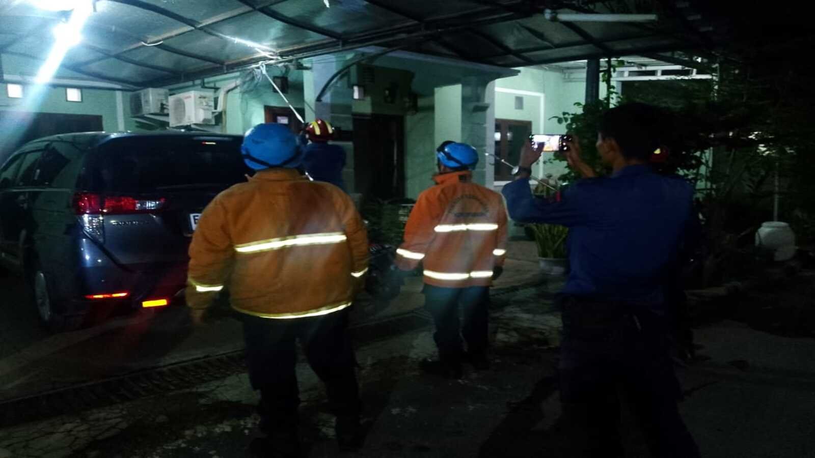 Penyelamatan Ular Kobra di Plafon Rumah Warga Kelurahan Karyamulya, Kecamatan Kesambi