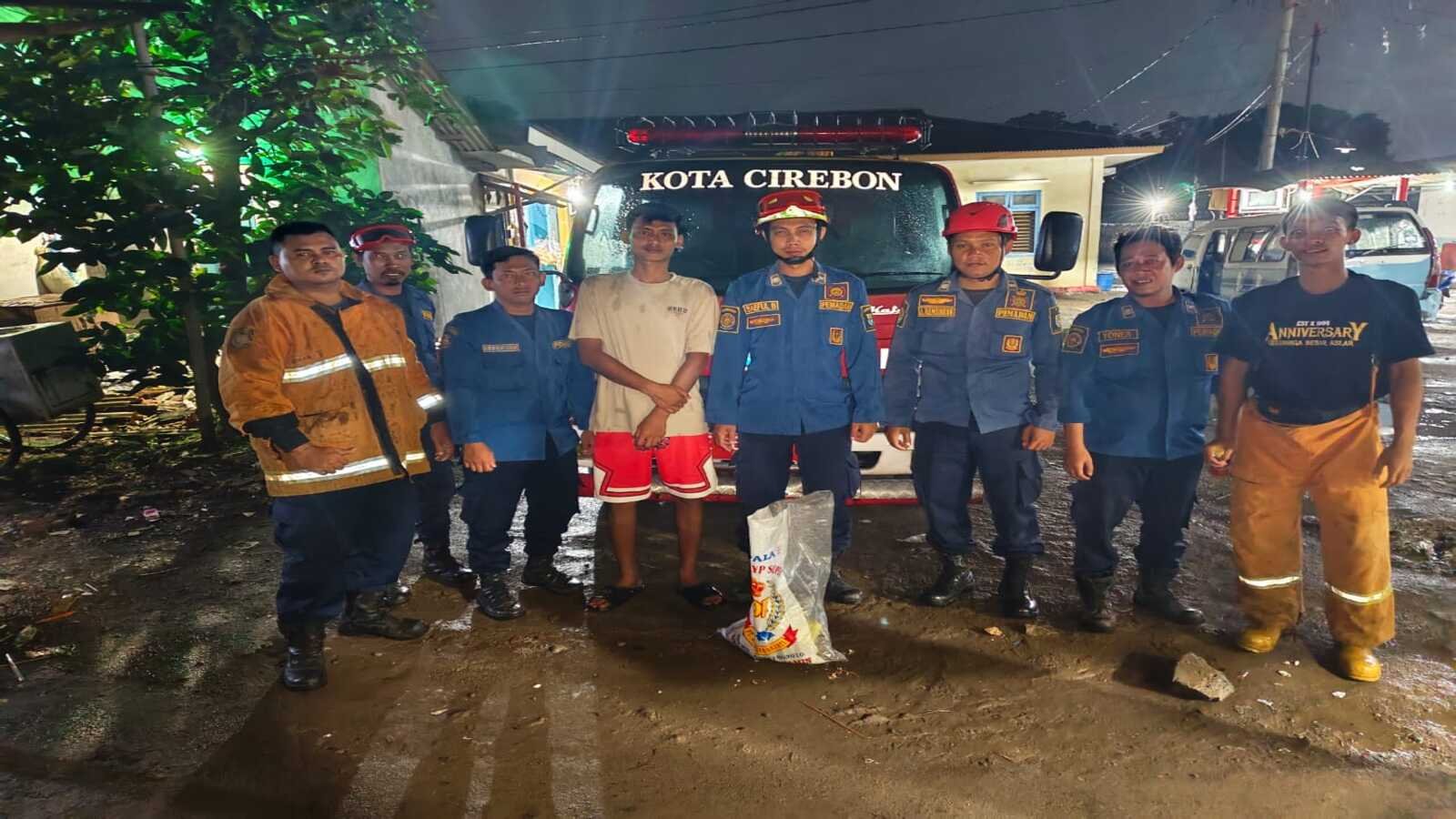 Respons Cepat DPKP Kota Cirebon Atasi Sarang Tawon di Kecamatan Lemahwungkuk