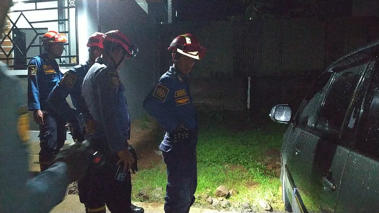Mobil Terperosok ke Parit di Sunyaragi Berhasil Dievakuasi DPKP Kota Cirebon