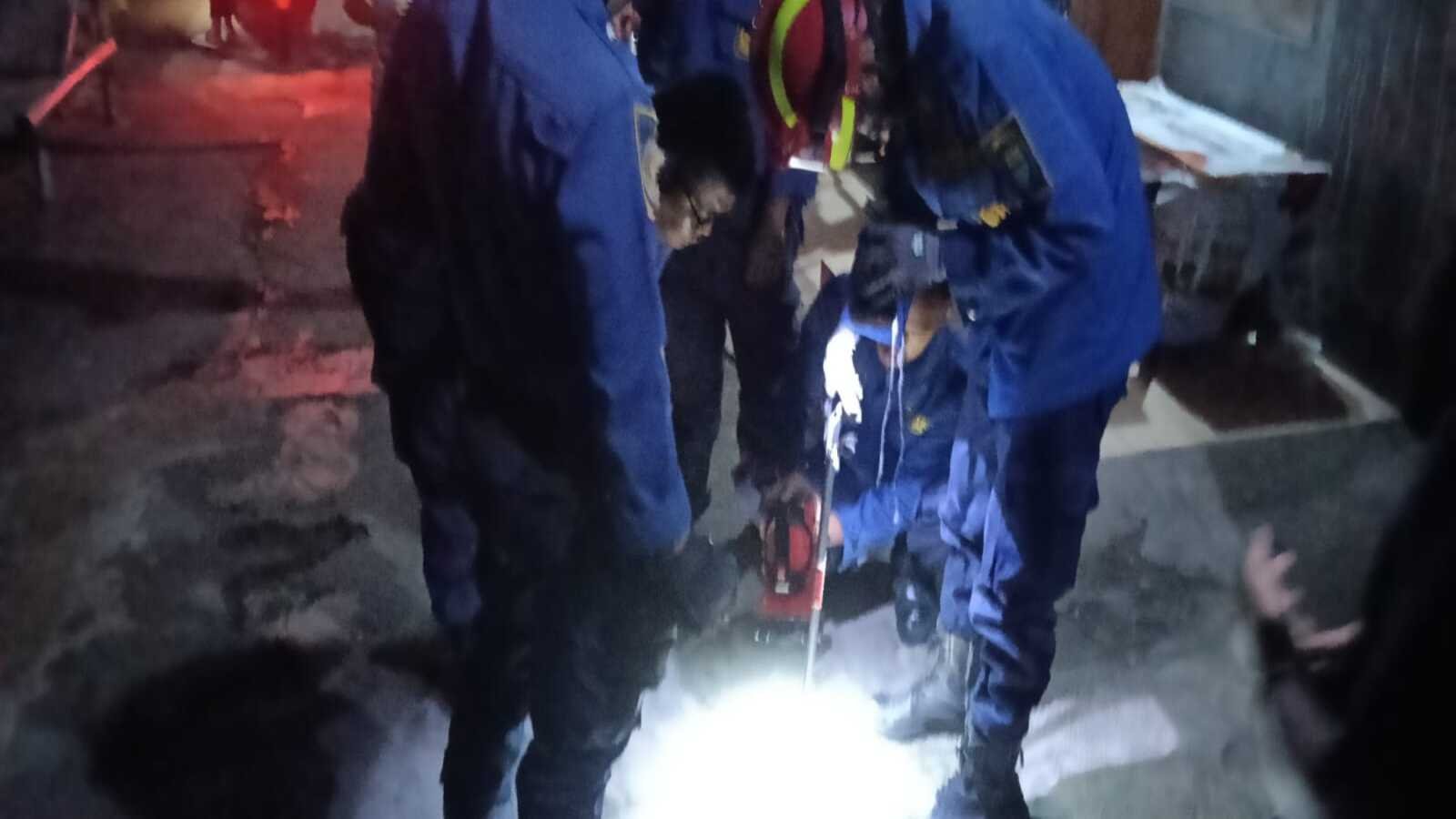 Petugas Damkar Selamatkan Kunci Motor yang Jatuh ke Lubang Beton