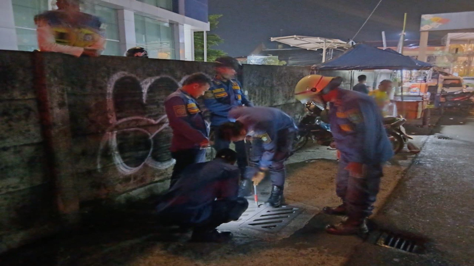 DPKP Kota Cirebon Evakuasi Ponsel Warga yang Terjatuh ke Dalam Selokan di Kawasan Cipto