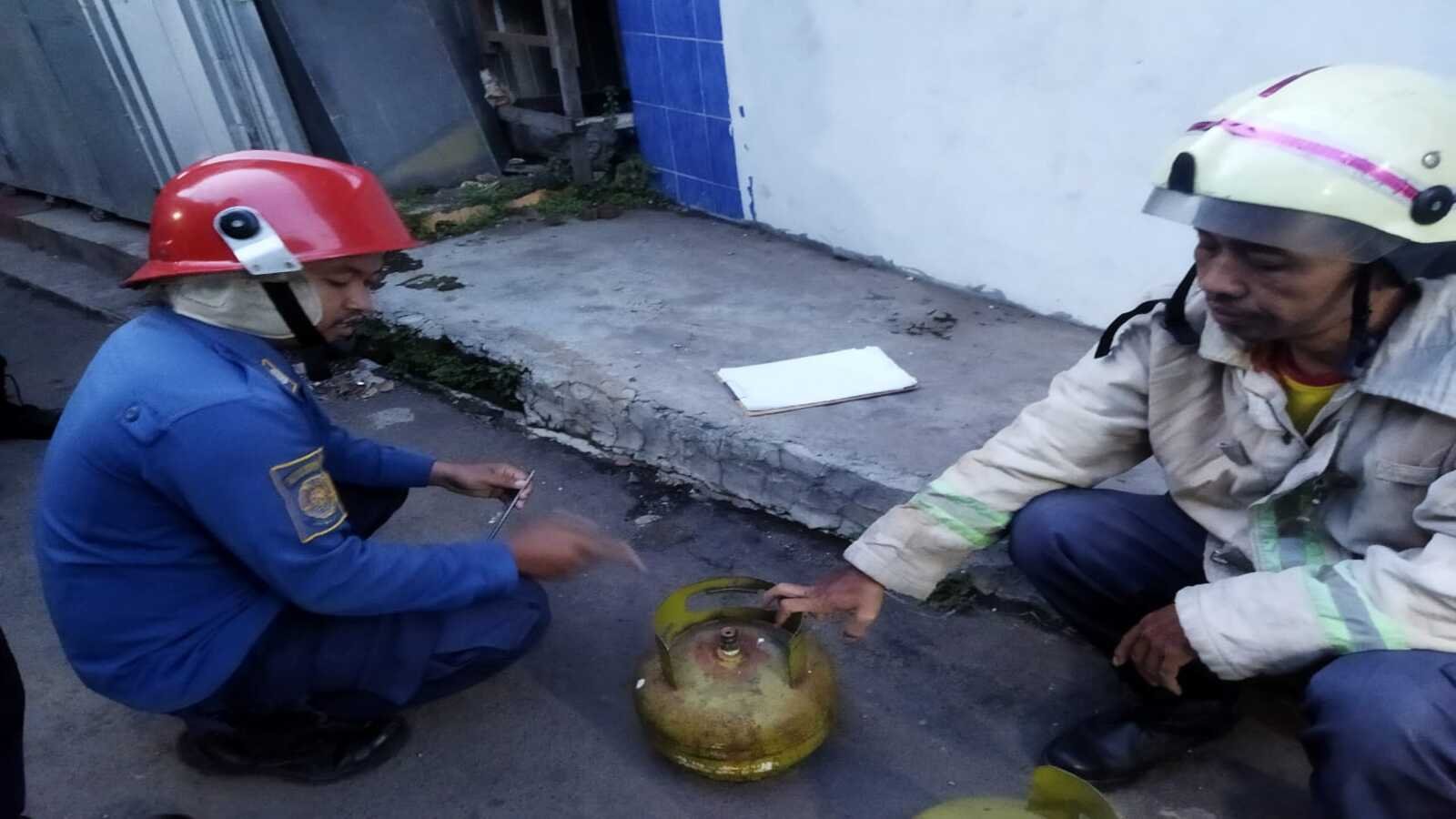 Cepat Tanggap, DPKP Cirebon Amankan Tabung Gas Bocor dari Rumah Warga